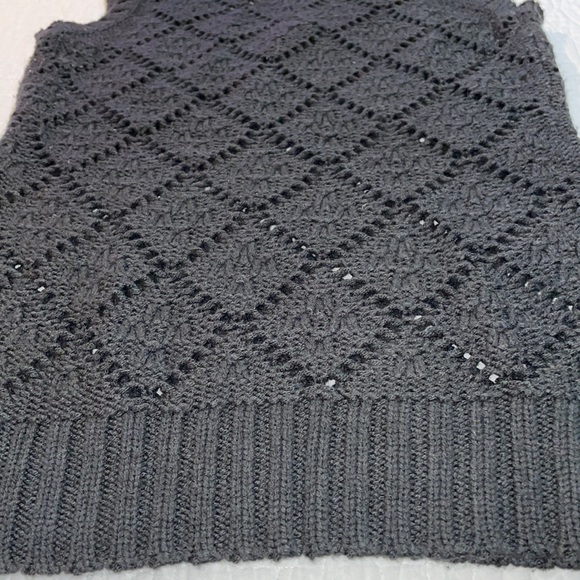 Black Express sweater vest with crochet pattern - Picture 7 of 7